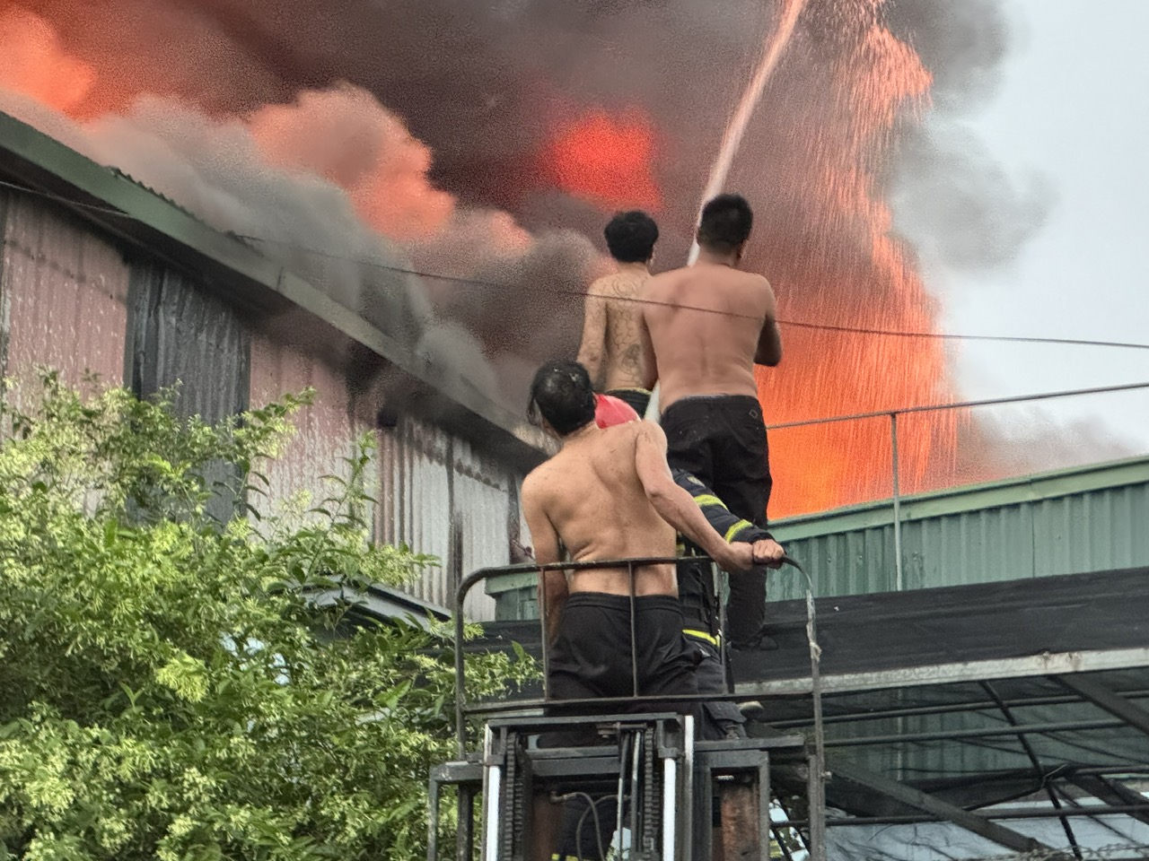 Cảnh sát cố gắng dập tắt đám cháy tại xưởng bánh kẹo