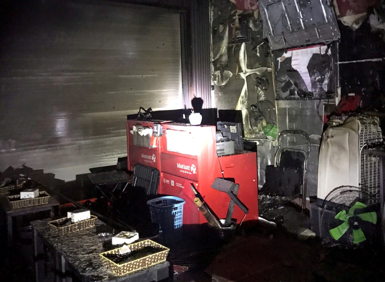 Giai cứu 5 người mắc kẹt trong đám cháy tại Hải PHÒNG