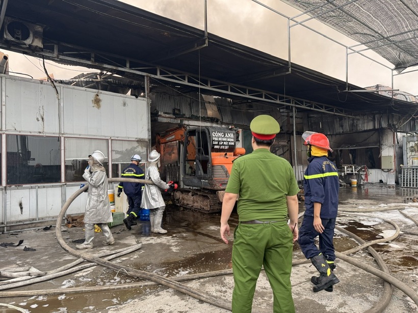 Cháy xưởng bánh kẹo Hà Nội