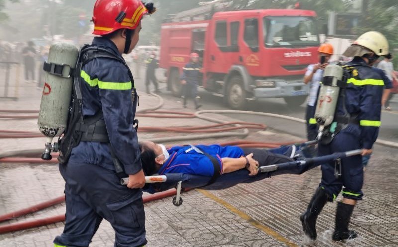 canh sat giai cứu 3 nạn nhân mắc kẹt trong đám cháy ở Ha  Nội